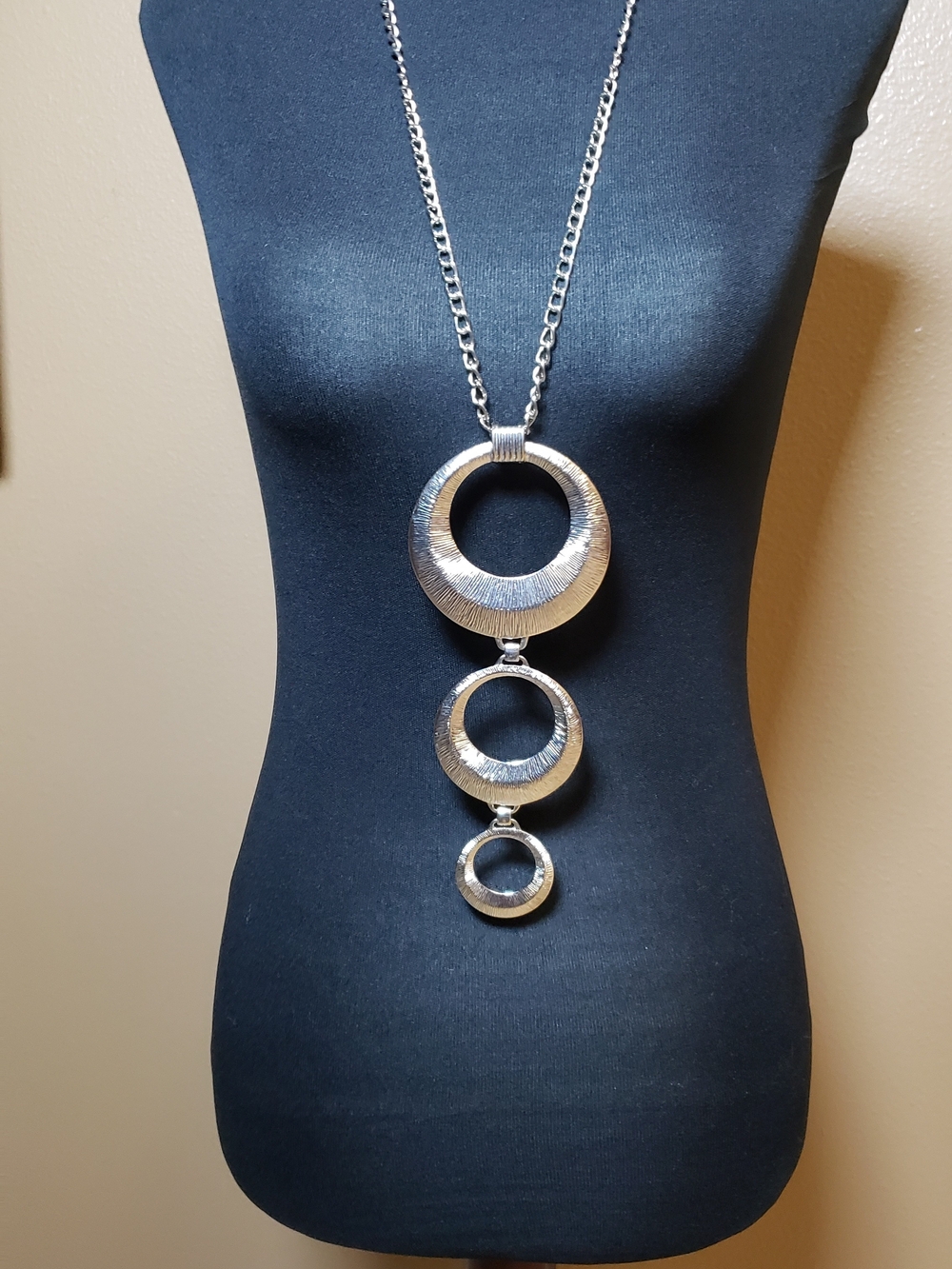 Silver Tone Layered Circle Pendant Necklace